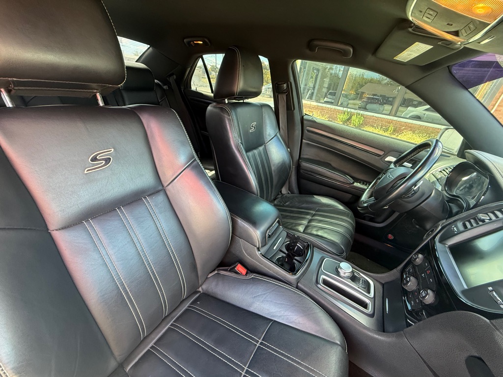 Photo 30 of this CHRYSLER 300
