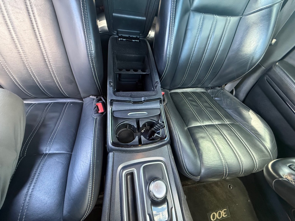 Photo 32 of this CHRYSLER 300