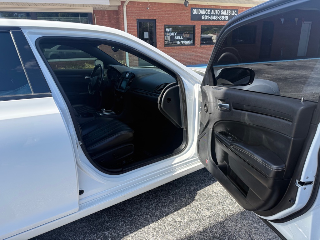 Photo 29 of this CHRYSLER 300