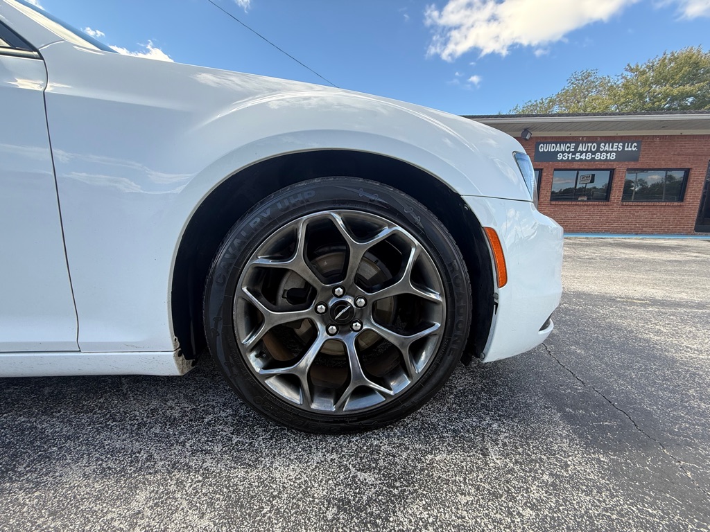 Photo 33 of this CHRYSLER 300