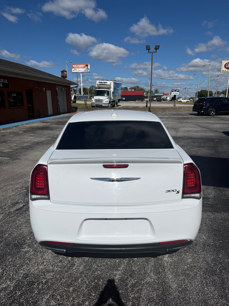 Photo 8 of this CHRYSLER 300