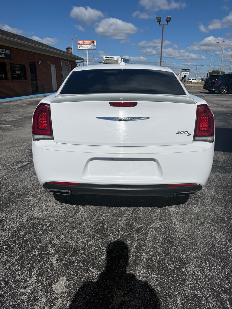 Photo 9 of this CHRYSLER 300