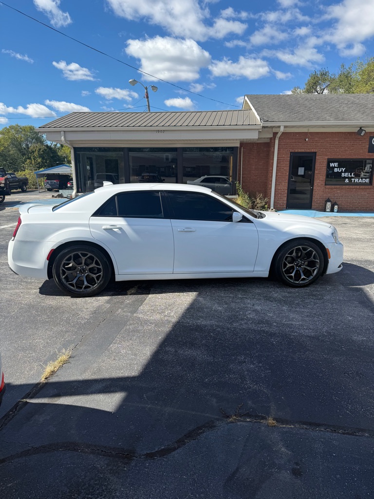 Photo 11 of this CHRYSLER 300