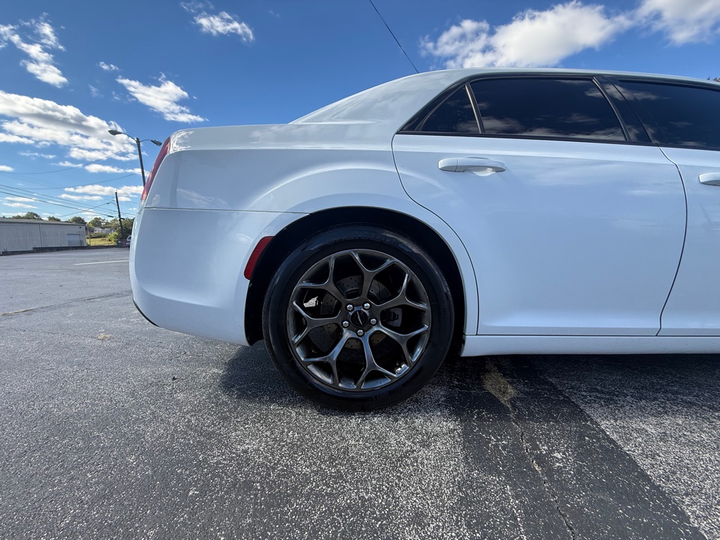 Photo 34 of this CHRYSLER 300
