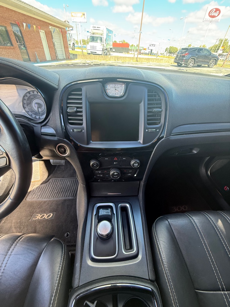 Photo 19 of this CHRYSLER 300