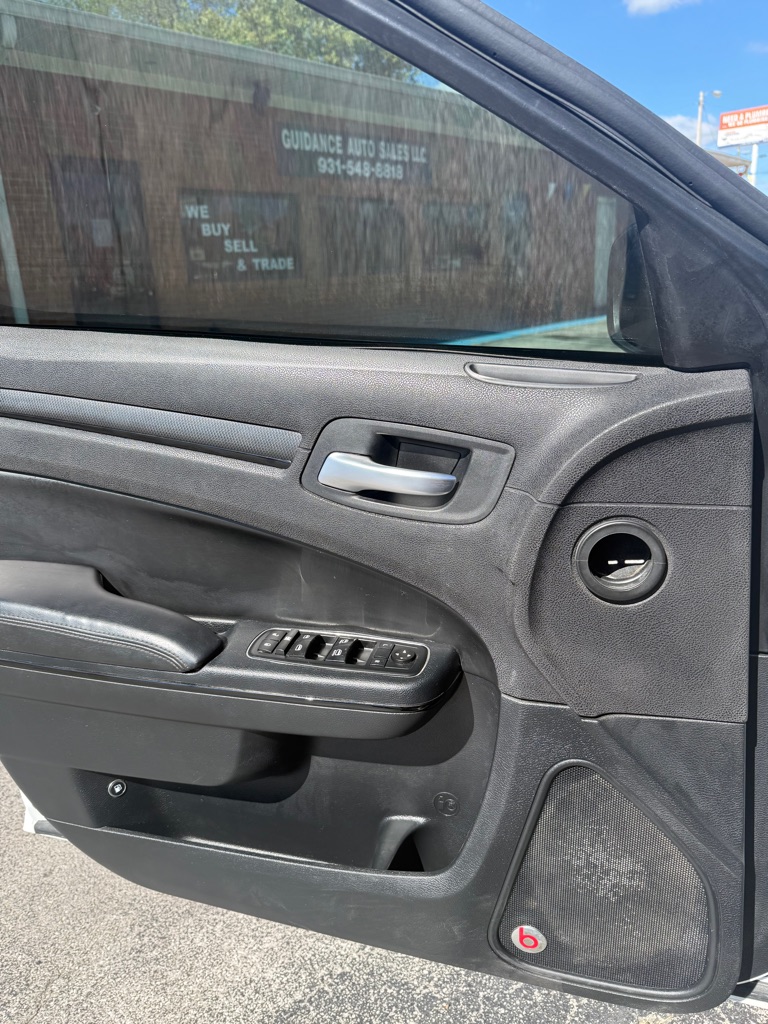 Photo 17 of this CHRYSLER 300