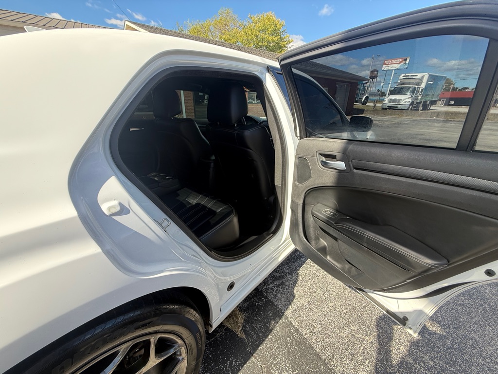 Photo 28 of this CHRYSLER 300