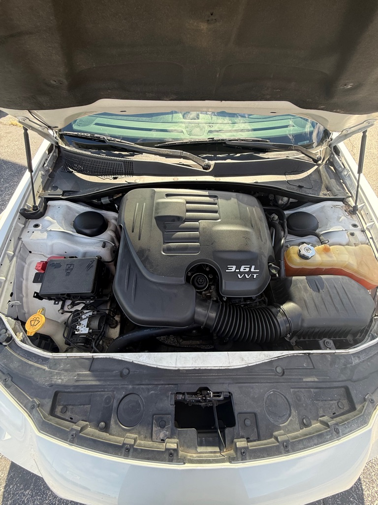 Photo 15 of this CHRYSLER 300