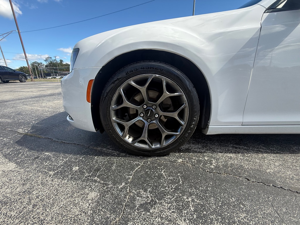 Photo 36 of this CHRYSLER 300