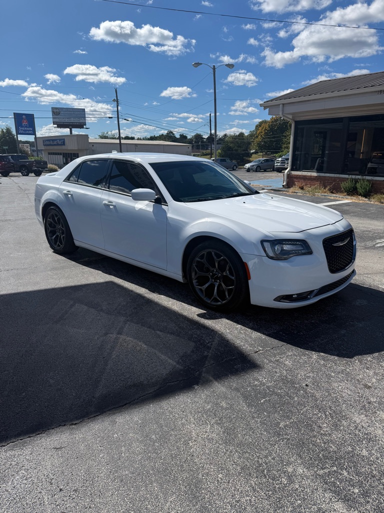 Photo 12 of this CHRYSLER 300