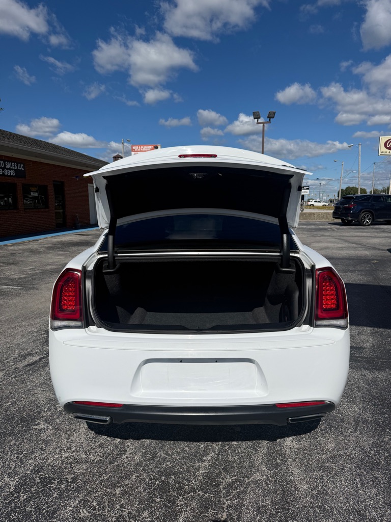 Photo 13 of this CHRYSLER 300