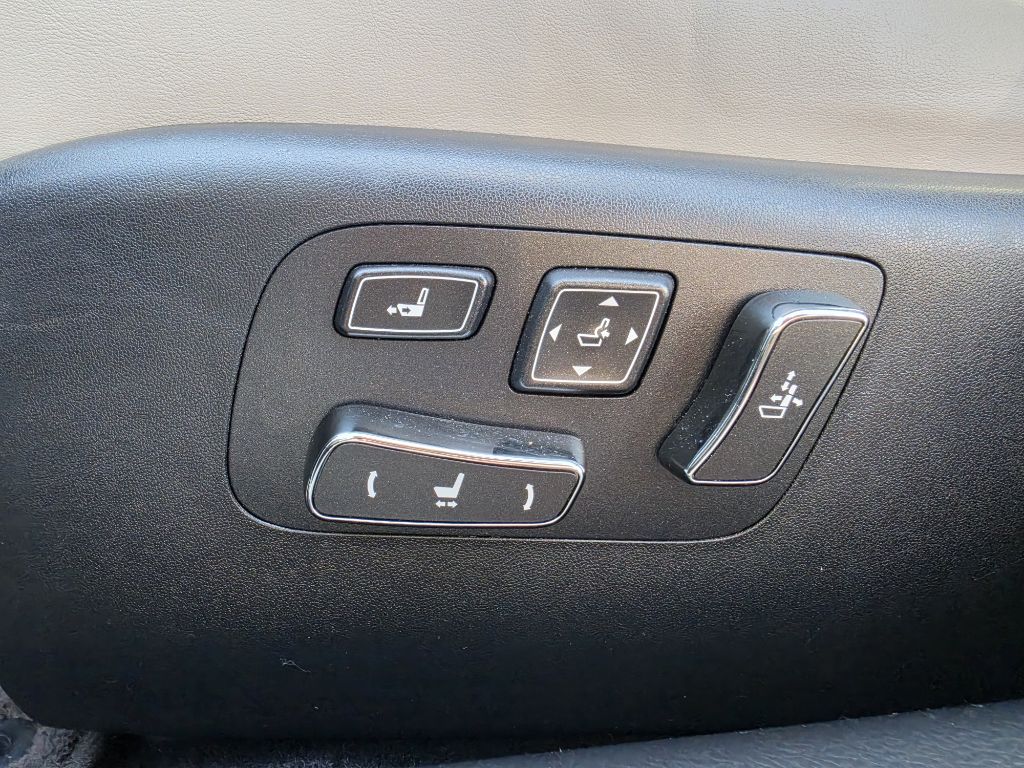 Photo 18 of this LEXUS LS