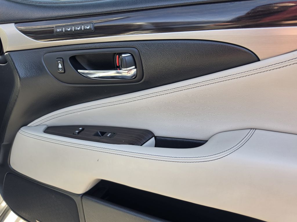 Photo 35 of this LEXUS LS