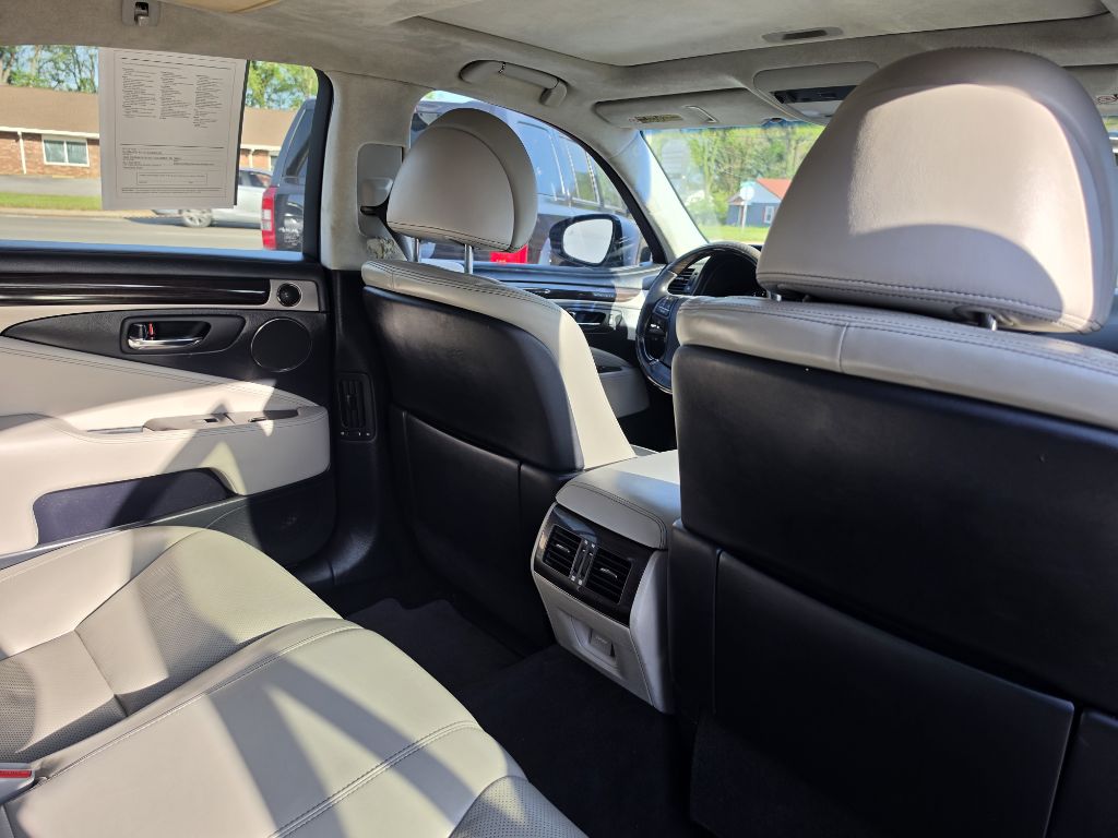 Photo 33 of this LEXUS LS