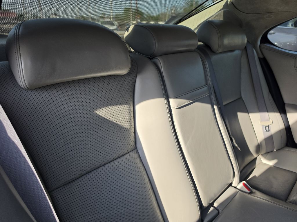 Photo 31 of this LEXUS LS