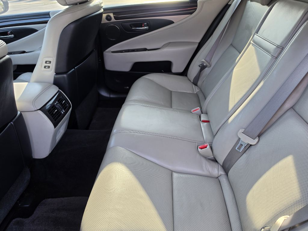 Photo 29 of this LEXUS LS