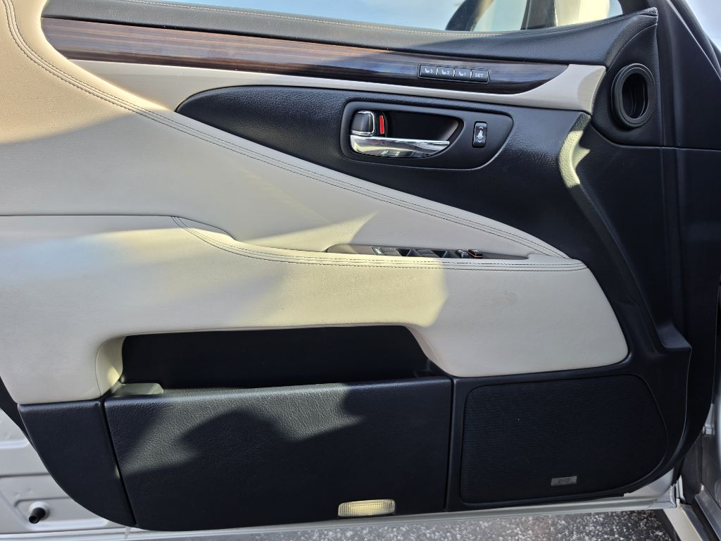 Photo 16 of this LEXUS LS