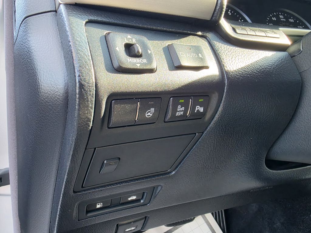 Photo 19 of this LEXUS LS