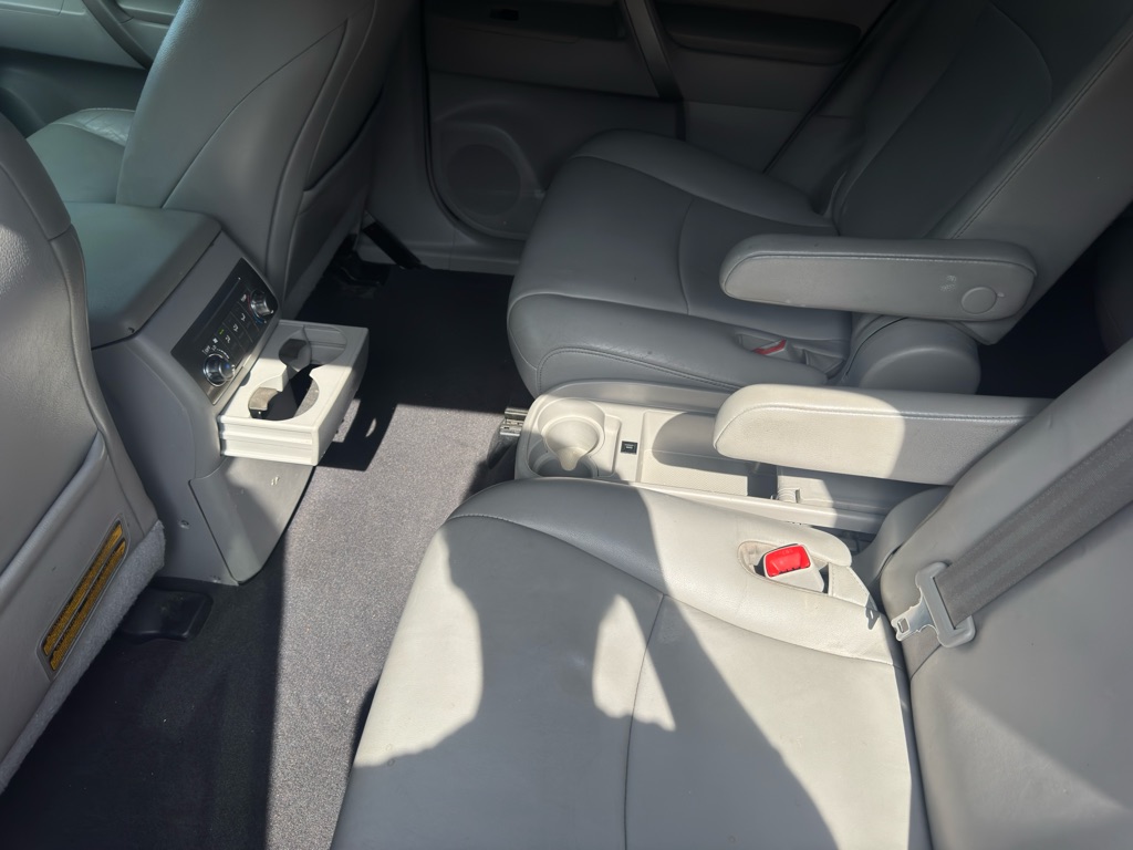 Photo 25 of this TOYOTA HIGHLANDER