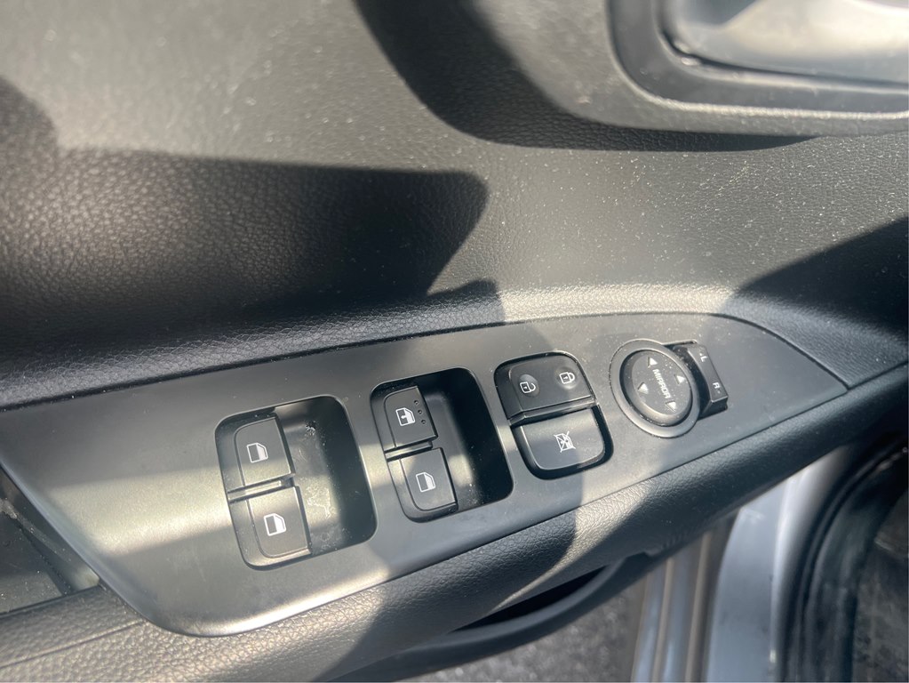 Photo 17 of this KIA RIO