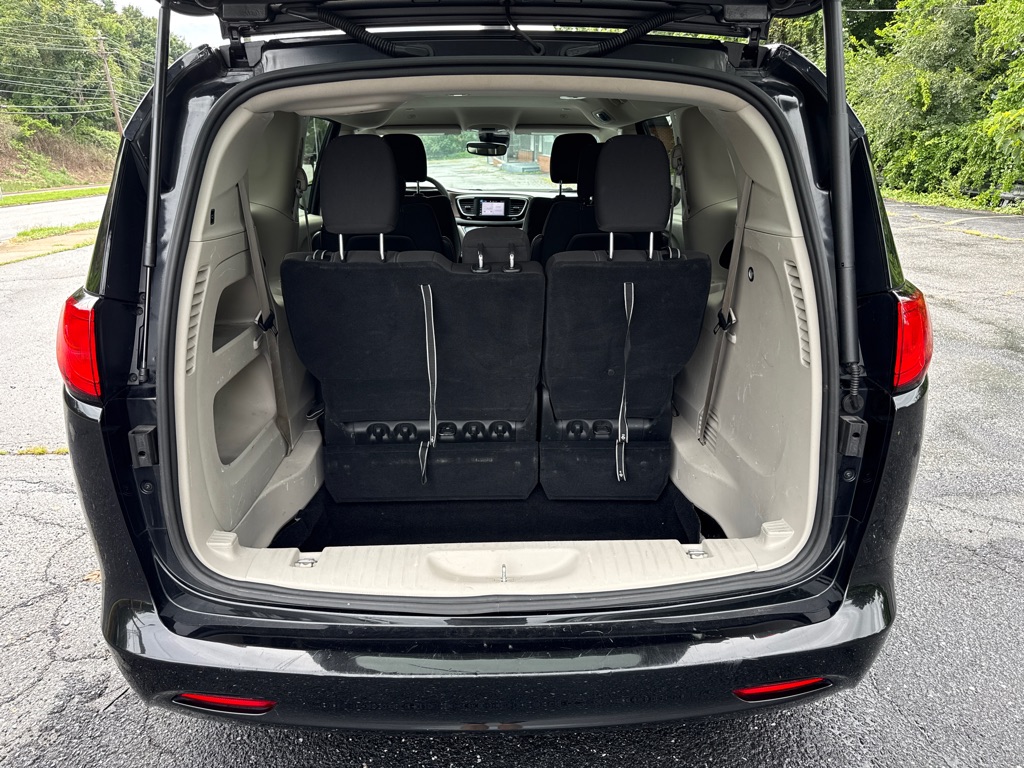 Photo 10 of this CHRYSLER VOYAGER