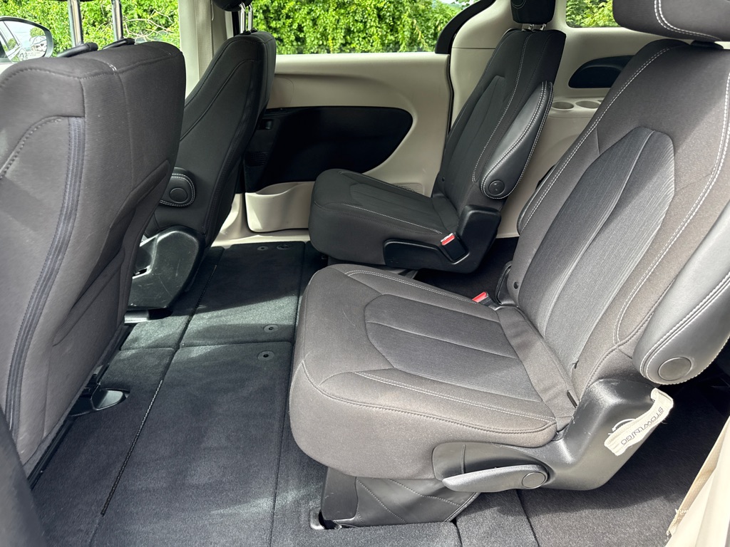 Photo 6 of this CHRYSLER VOYAGER