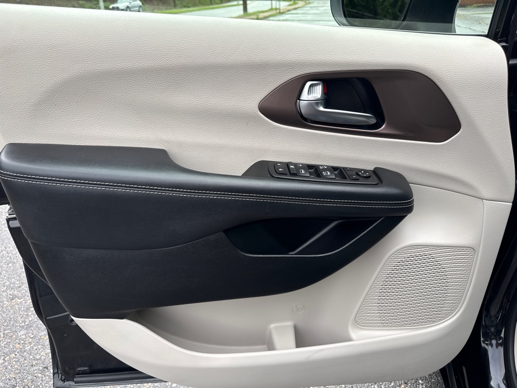 Photo 22 of this CHRYSLER VOYAGER