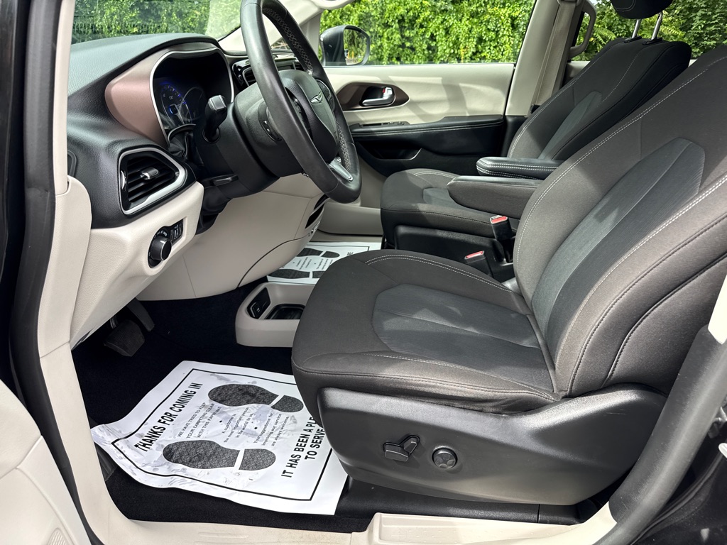 Photo 5 of this CHRYSLER VOYAGER
