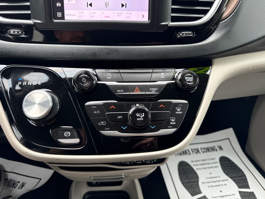 Photo 16 of this CHRYSLER VOYAGER