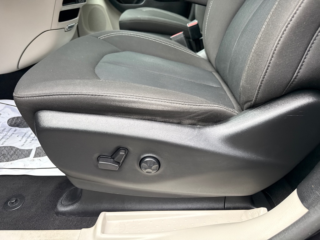 Photo 23 of this CHRYSLER VOYAGER