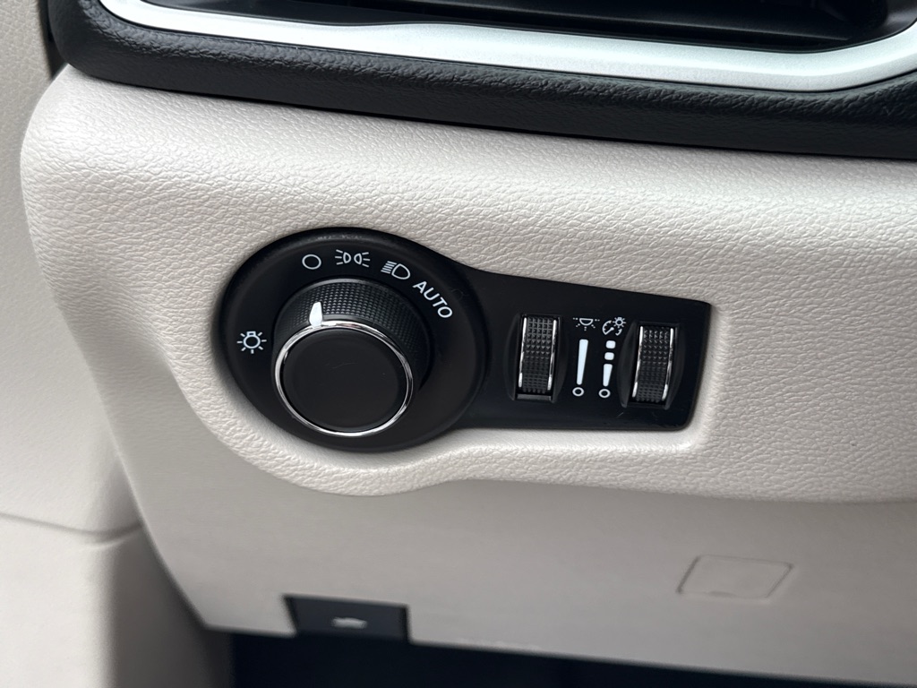 Photo 21 of this CHRYSLER VOYAGER