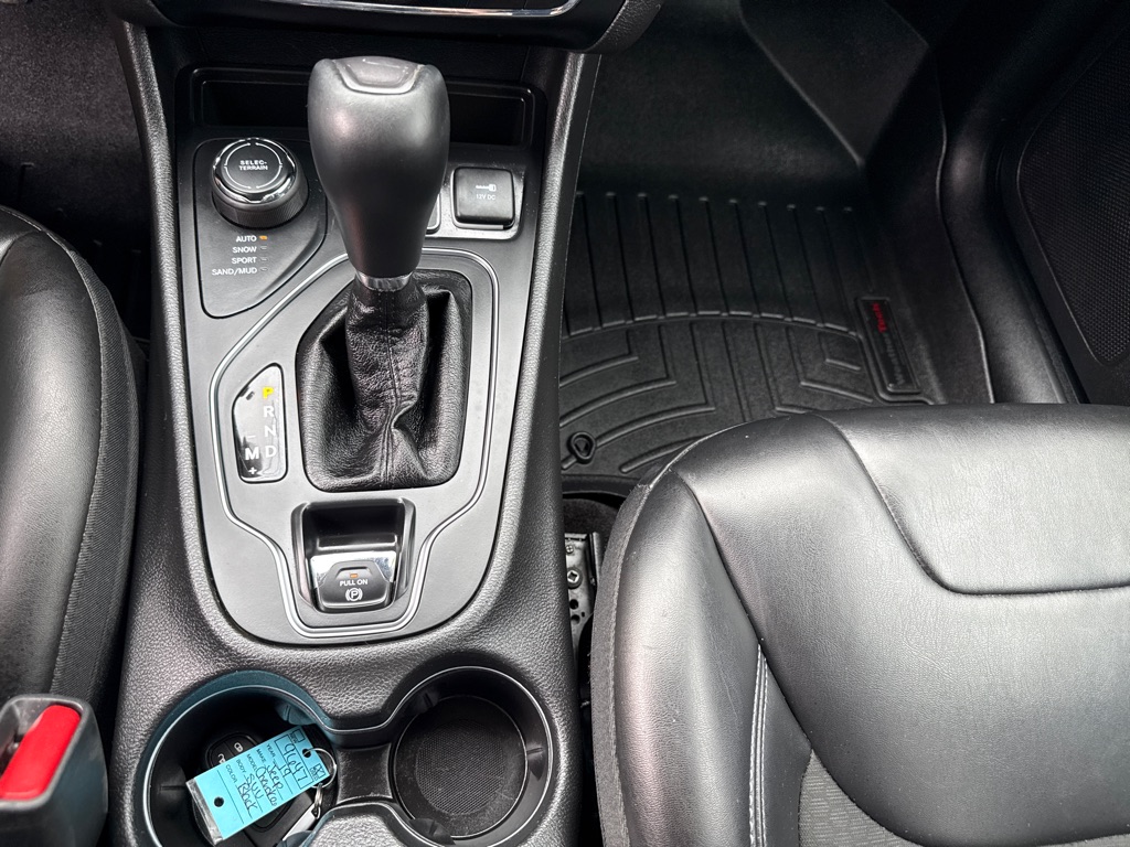 Photo 17 of this JEEP CHEROKEE