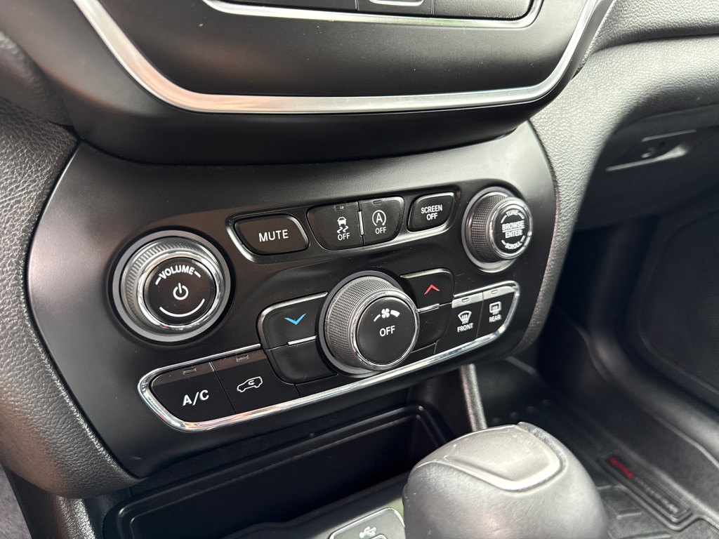 Photo 15 of this JEEP CHEROKEE