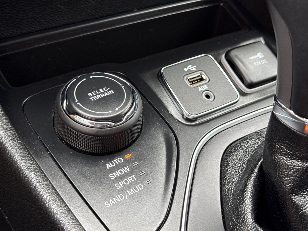 Photo 16 of this JEEP CHEROKEE