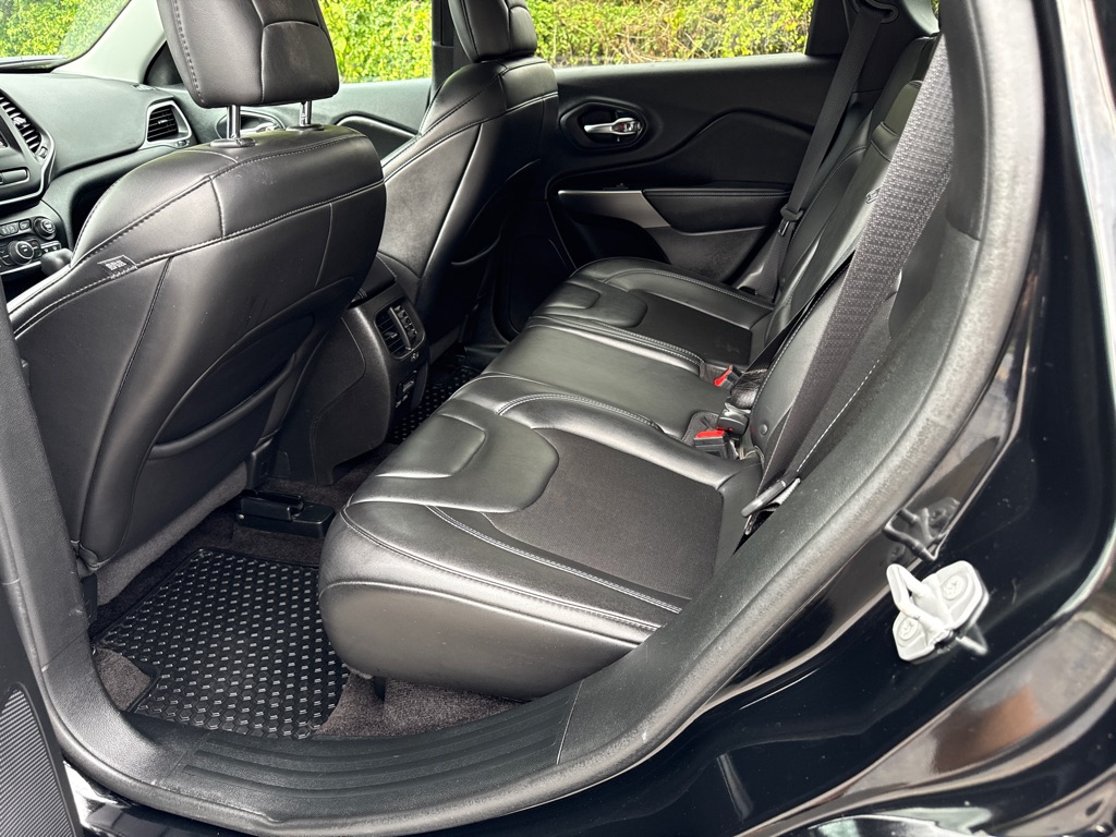 Photo 6 of this JEEP CHEROKEE
