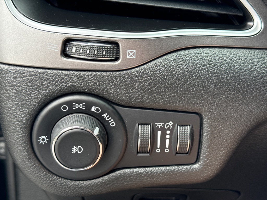 Photo 20 of this JEEP CHEROKEE