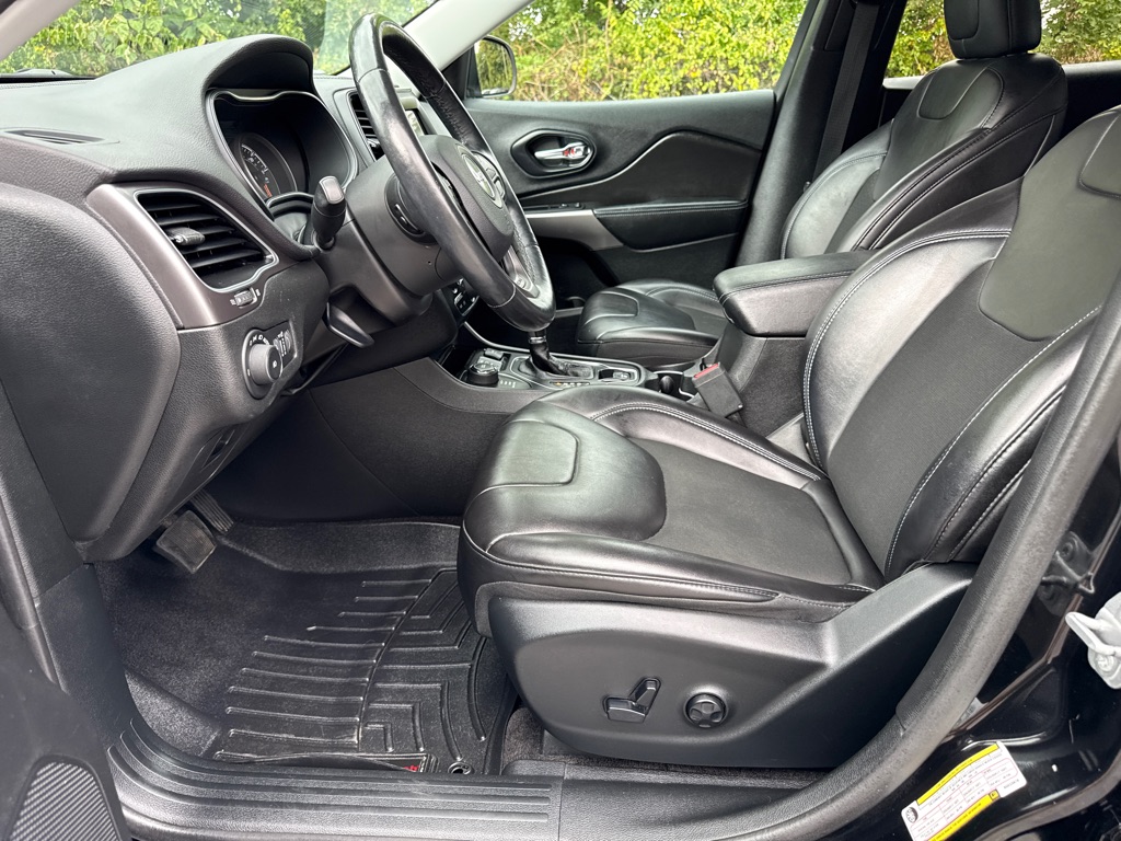 Photo 5 of this JEEP CHEROKEE