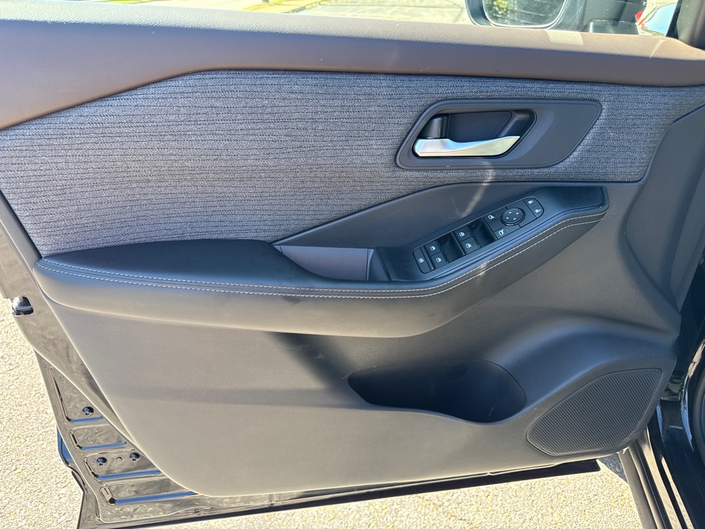Photo 20 of this NISSAN ROGUE