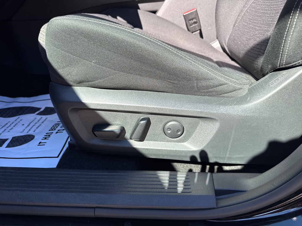 Photo 21 of this NISSAN ROGUE