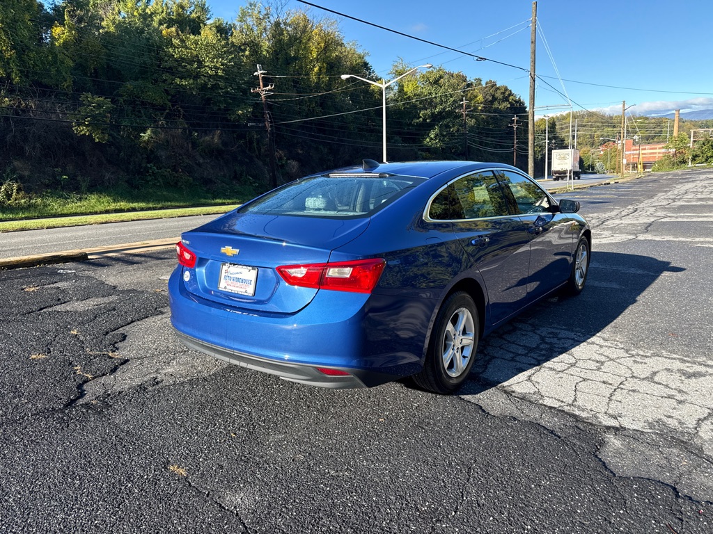 Photo 3 of this CHEVROLET MALIBU
