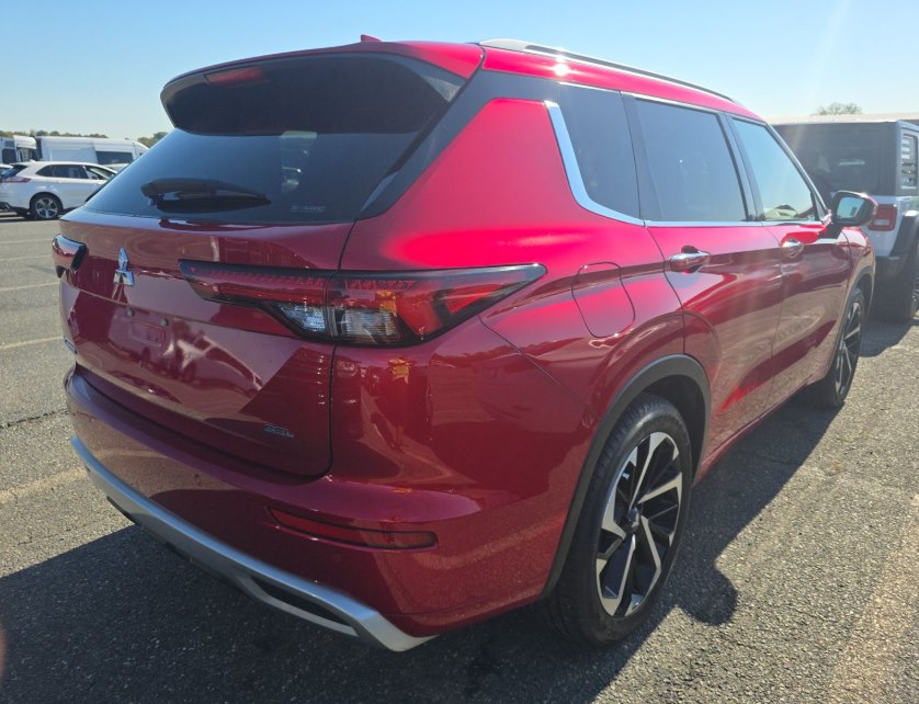 Photo 2 of this MITSUBISHI OUTLANDER