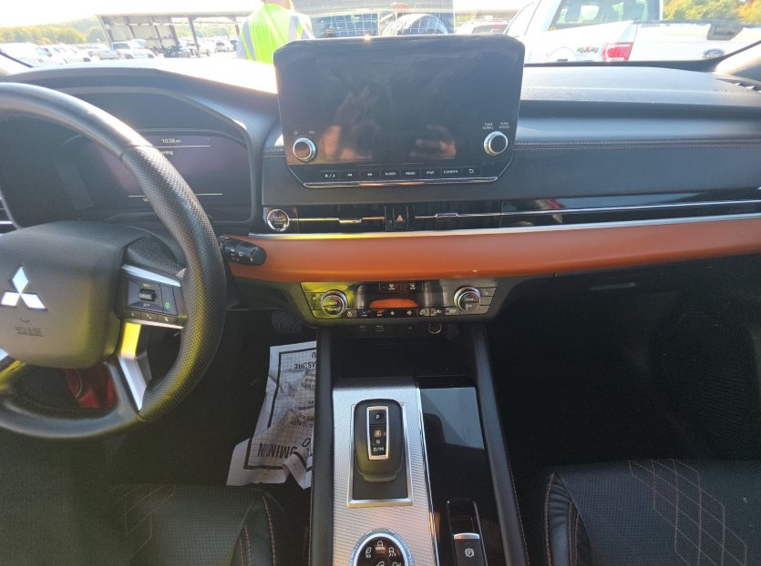 Photo 3 of this MITSUBISHI OUTLANDER