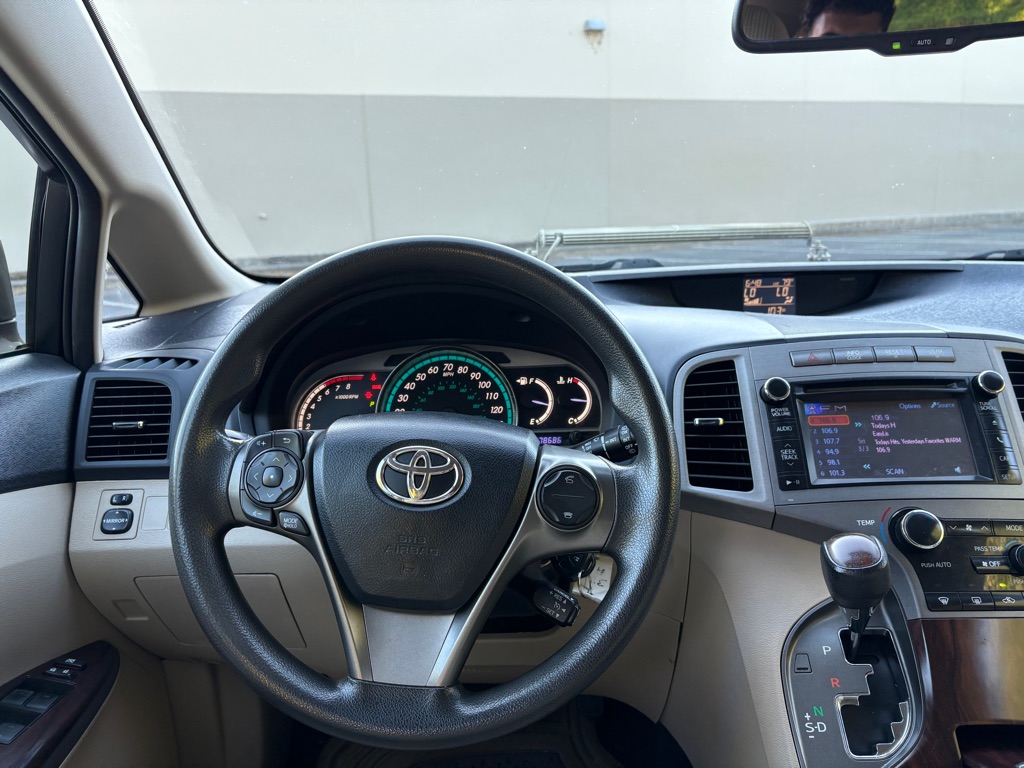 Photo 13 of this TOYOTA VENZA