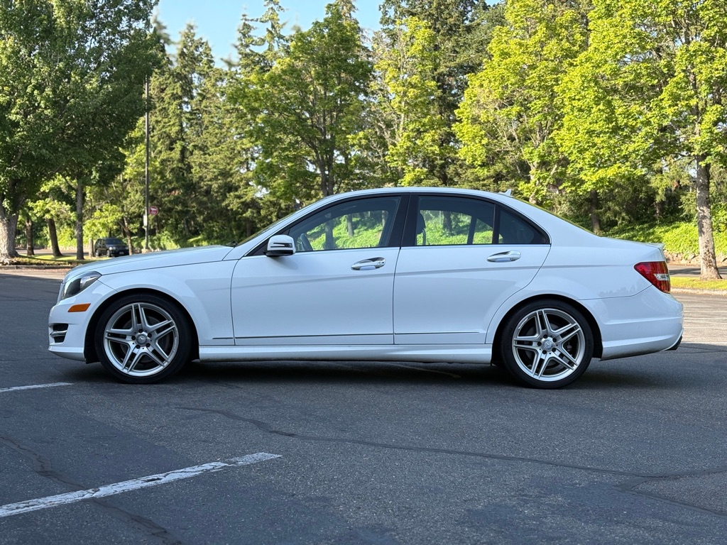 Photo 2 of this MERCEDES-BENZ C-CLASS