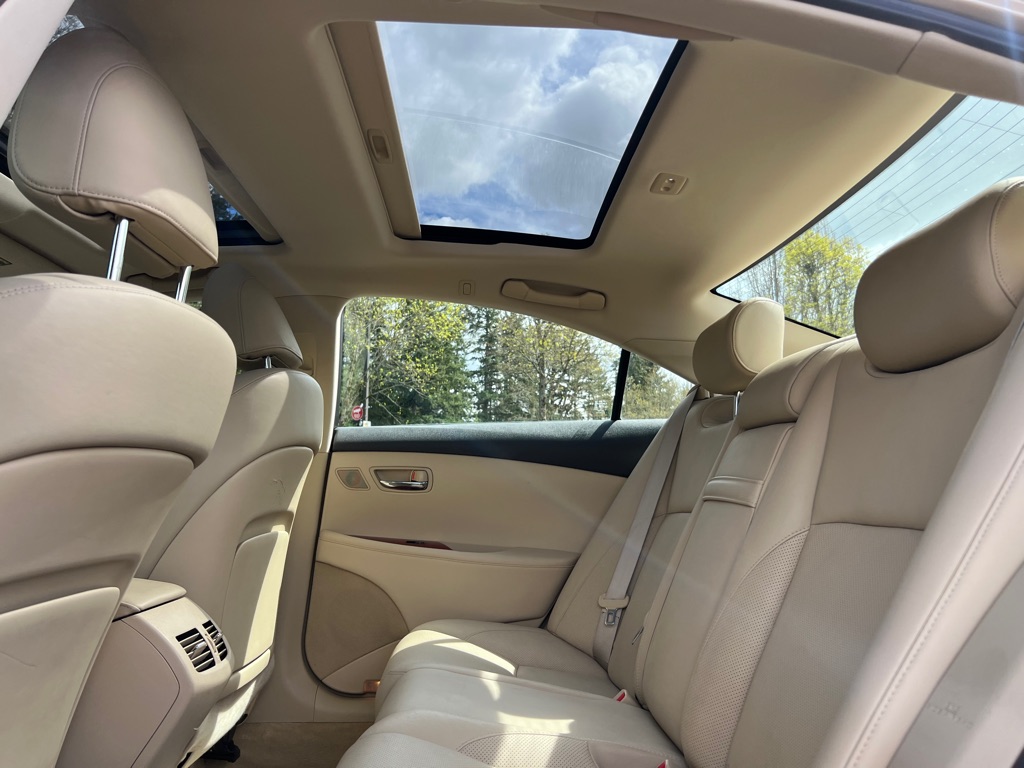 Photo 12 of this LEXUS ES