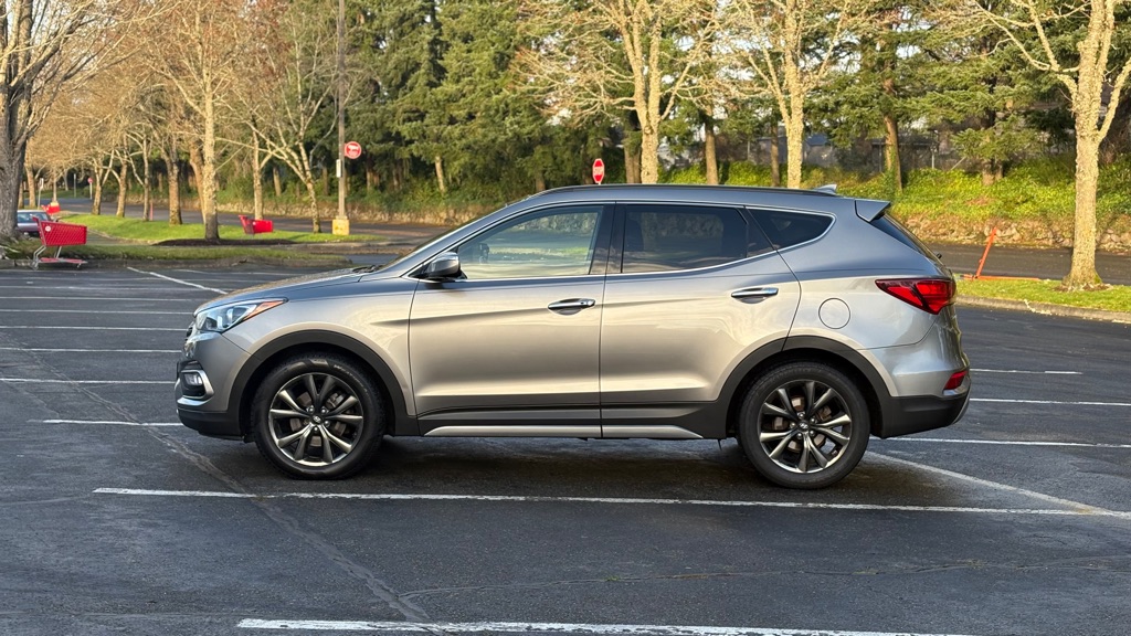 Photo 2 of this HYUNDAI SANTA FE SPORT