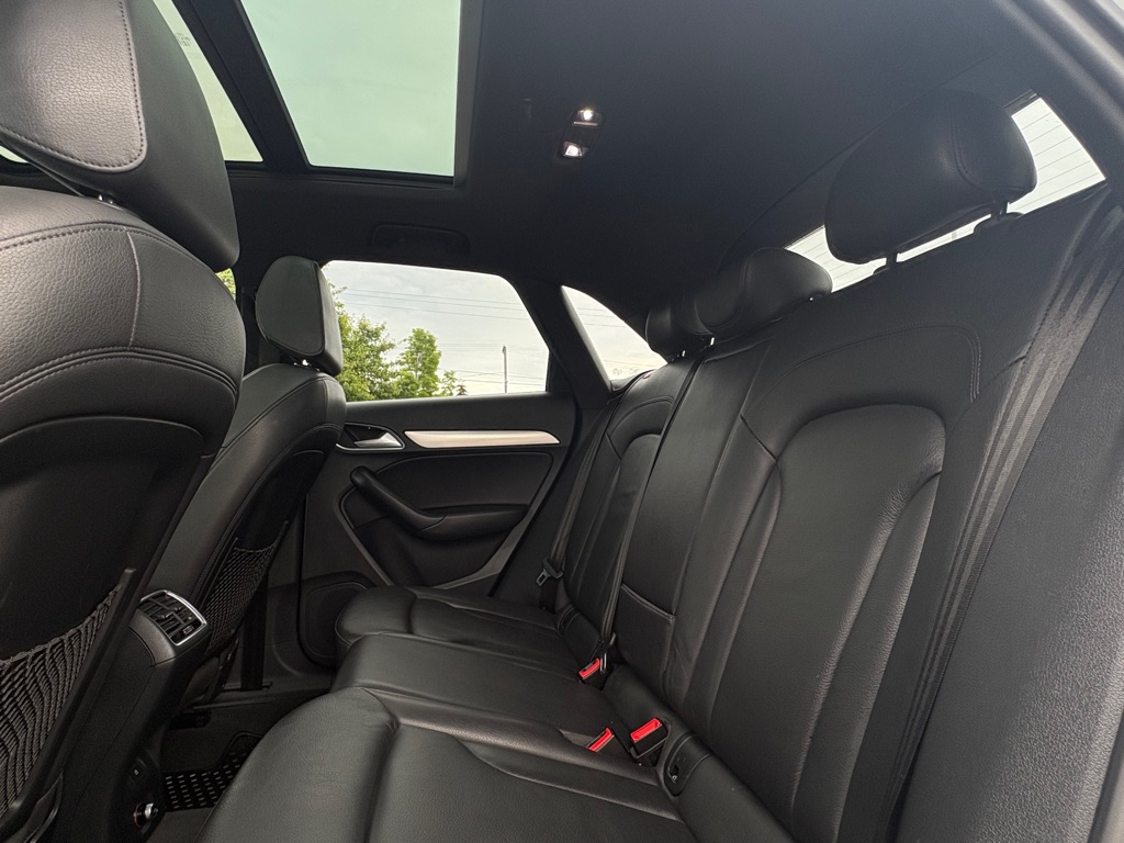 Photo 15 of this AUDI Q3