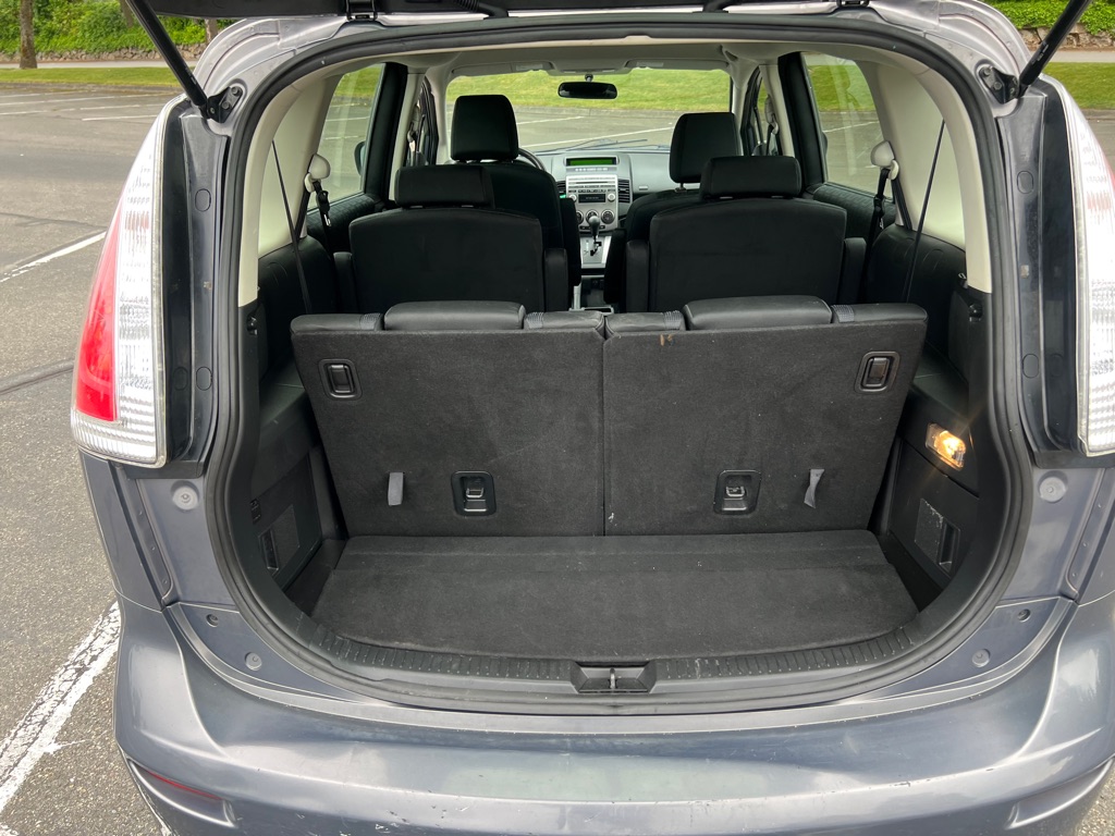 Photo 18 of this MAZDA 5