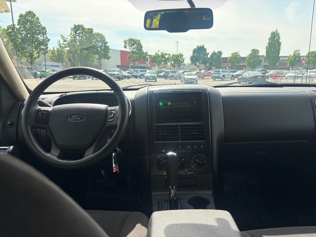 Photo 13 of this FORD EXPLORER SPORT