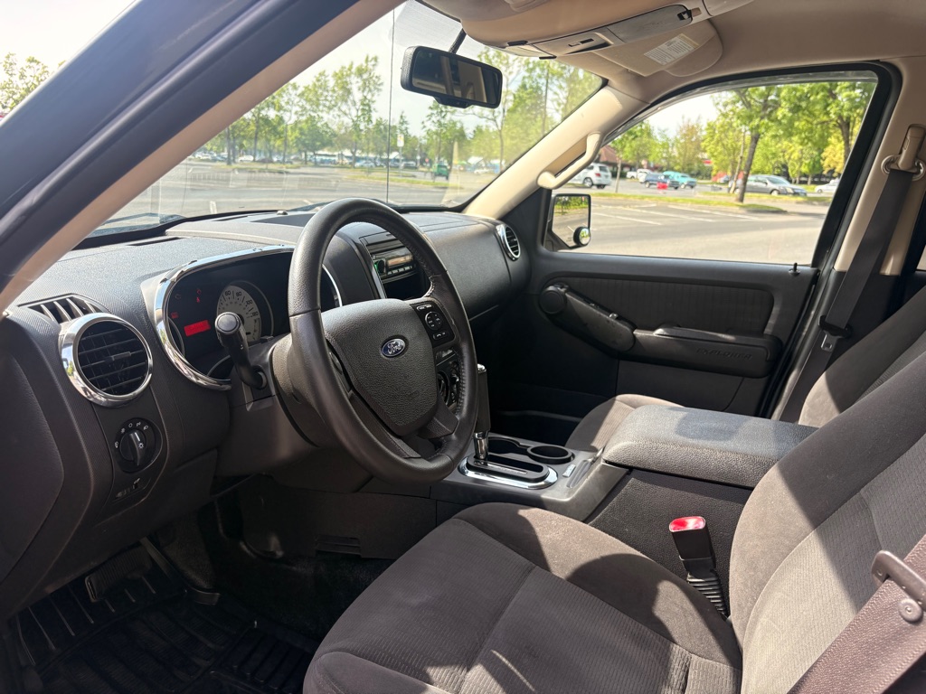 Photo 12 of this FORD EXPLORER SPORT